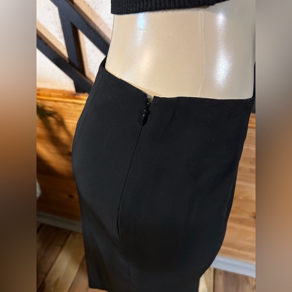 Beautifull black skirt with front ruffle accent size 8 women’s skirt - Picture 7 of 8